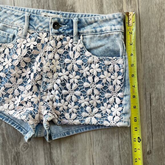 Roxy Women’s Pink Acid Wash Denim Shorts Size 3 Crochet Floral Overlay - Picture 7 of 9